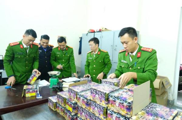 Sử dụng mạng xã hội buôn bán hơn 1 tấn pháo lậu