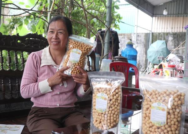 Nhộn nhịp làng nghề bánh cà cuối năm