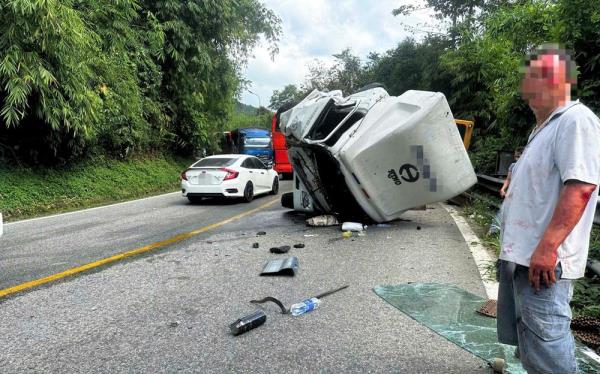 Lật xe đầu kéo trên đèo