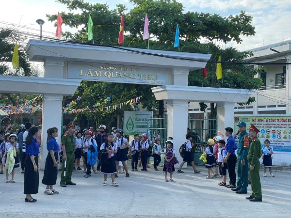 Giữ vững phong trào xã điển hình