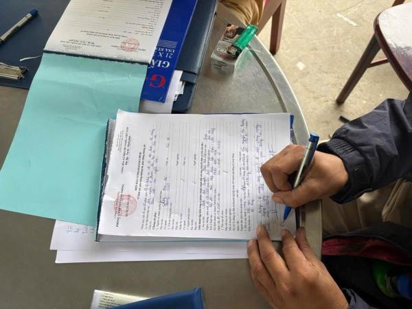 Truy vết tài xế chở bê-tông rơi vãi trên phố