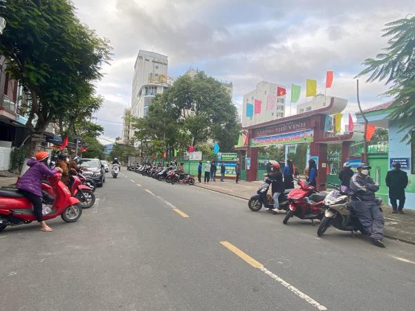 Áo xanh giữ cổng trường bình yên (Kỳ 1: Thanh niên xung kích giải bài toán áp lực giao thông trước cổng trường)