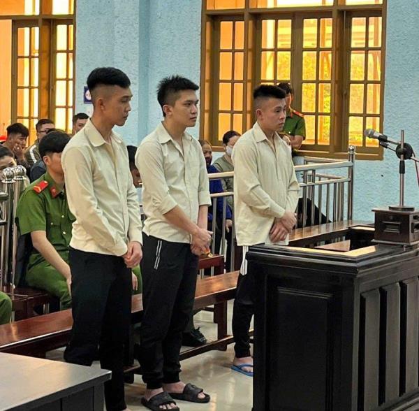 Côn đồ làng lãnh án