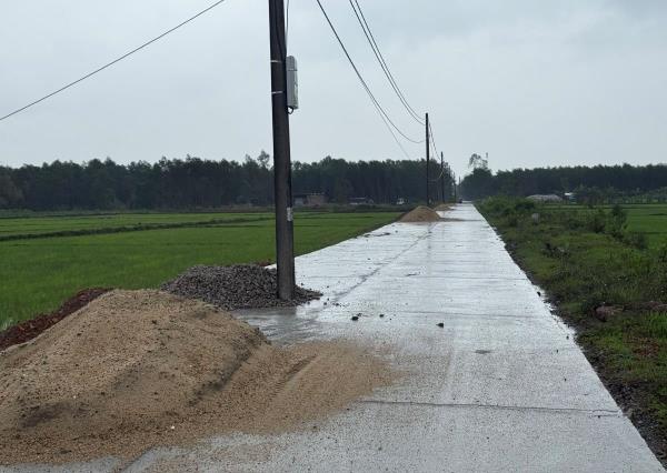 Con đường xưa em đi, trụ điện đứng ù lì