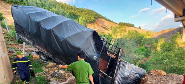 Xe tải rơi xuống cầu trên cao tốc