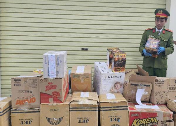 Mua bán, sử dụng pháo trái phép không chỉ đốt tiền mà còn vi phạm pháp luật