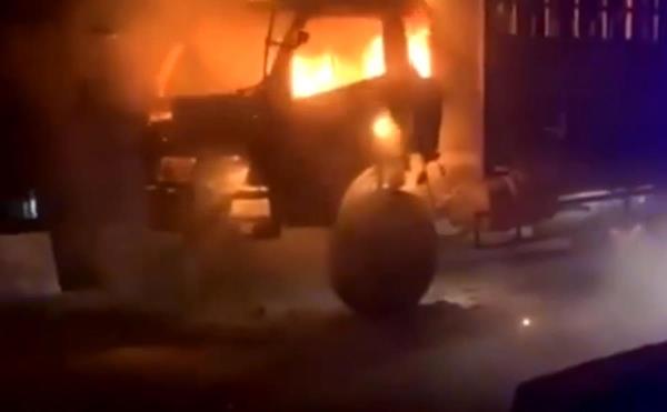 Bà hỏa đốt xe tải