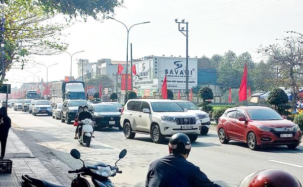 Phương tiện cá nhân nối đuôi nhau trở lại các thành phố lớn