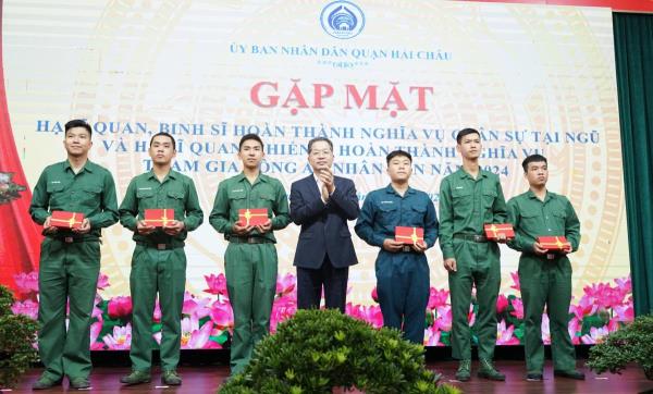 Bí thư Đà Nẵng gặp mặt, tặng quà quân nhân xuất ngũ