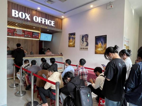 Khán giả Đà Nẵng xếp hàng dài trước rạp Lê Độ mua vé xem Đào, Phở và Piano