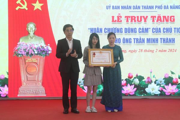 Truy tặng Huân chương dũng cảm cho nhân viên bảo vệ ngân hàng Trần Minh Thành