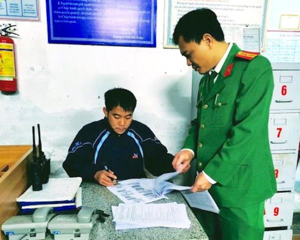 Lừa mượn tiền để đánh bạc