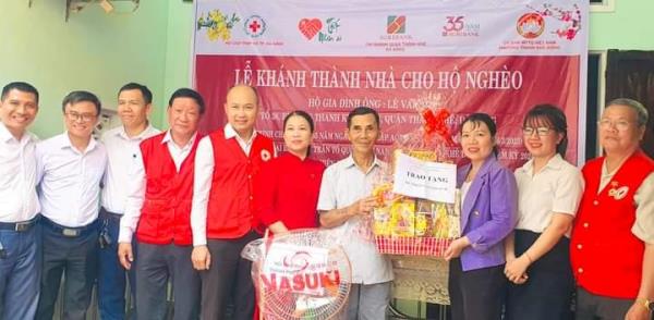 Bàn giao Nhà Đại đoàn kết cho hộ nghèo