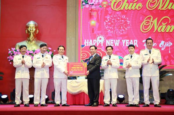 Chủ tịch Quốc hội Vương Đình Huệ thăm và chúc Tết Công an tỉnh Nghệ An