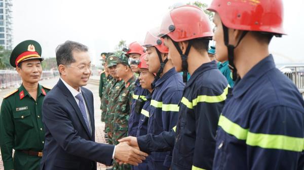 Bí thư Thành ủy Đà Nẵng chúc Tết lực lượng làm nhiệm vụ tại bãi bắn pháo hoa