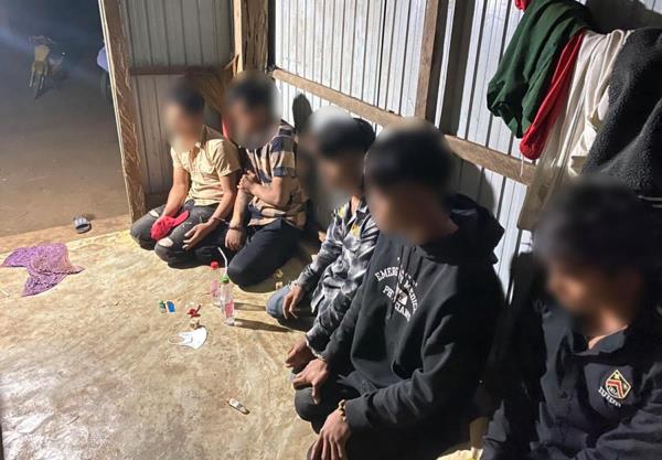 Trai làng đập đá lúc nửa đêm