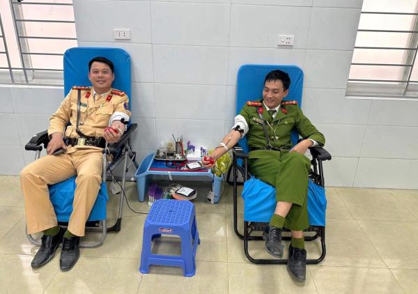 Hành động đẹp của cán bộ, chiến sỹ Công an tỉnh Nghệ An hiến máu cứu người