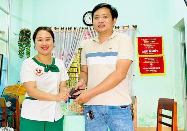 Hành động đẹp của cô giáo trẻ