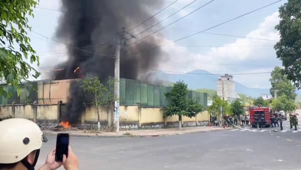 Cháy bãi tạm giữ phương tiện vi phạm