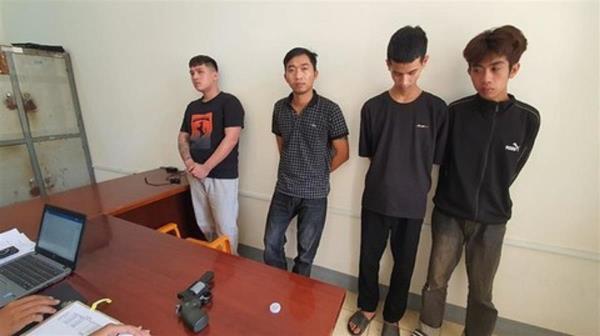 Bắt nóng nhóm đối tượng mua bán thiếu nữ phục vụ quán karaoke, thu 1 khẩu súng