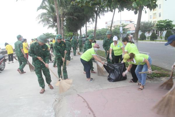 Ra quân thực hiện phong trào Ngày Chủ nhật Xanh-Sạch-Đẹp cấp quận năm 2024