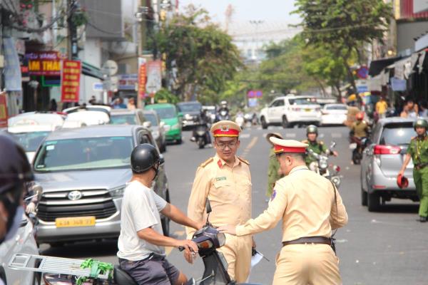 Tiểu thương chung tay lập lại trật tự đô thị, giao thông tại chợ Hàn
