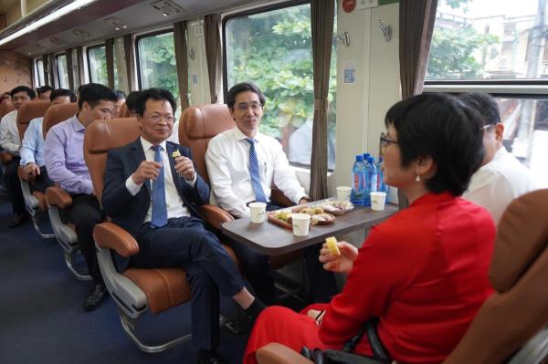 Du khách thích thú với đoàn tàu du lịch Kết nối di sản miền Trung