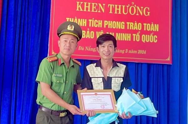 Khen thưởng công dân tham gia bắt giữ đối tượng chống người thi hành công vụ