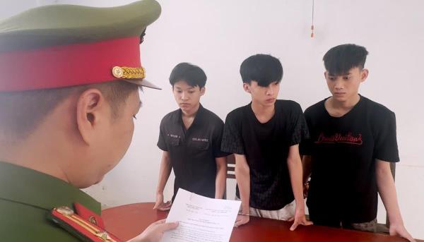 Khởi tố nhóm báo thủ hay càn quấy trên phố