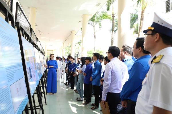 Triển lãm Tuổi trẻ vì biển đảo quê hương