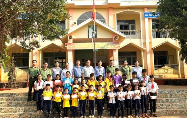 Phòng An ninh kinh tế Công an tỉnh Đắk Nông trao tặng gần 1000 thẻ bảo hiểm y tế cho học sinh có hoàn cảnh khó khăn