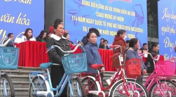 Tiếp nhận trao tặng 1.000 áo dài cùng nhiều quà ý nghĩa cho phụ nữ nghèo, khó khăn