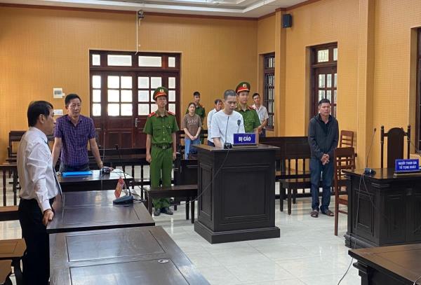 Cướp xe taxi lãnh 12 năm tù