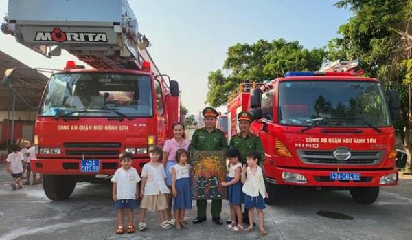 Học sinh mầm non Đà Nẵng vẽ tranh tặng Cảnh sát PCCC