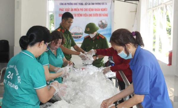 Phát 900 suất ăn miễn phí cho bệnh nhân tại Bệnh viện Ung bướu Đà Nẵng