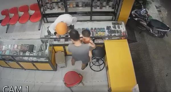 Tái diễn trò vờ mua điện thoại rồi cướp, đối tượng bị tóm gọn