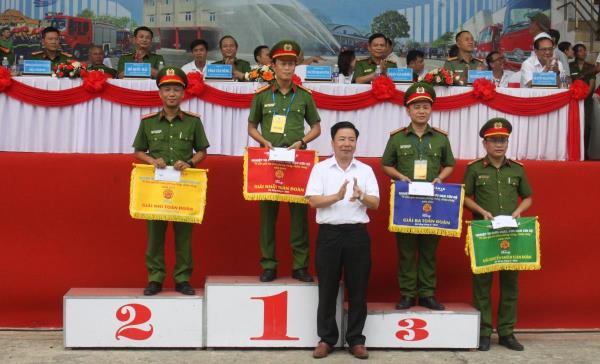 Khởi tranh Hội thi nghiệp vụ chữa cháy và cứu nạn cứu hộ Tổ liên gia an toàn PCCC Q.Cẩm Lệ năm 2024