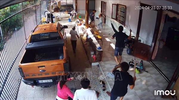 Truy tìm nhóm côn đồ chém hai người trọng thương tại nhà riêng