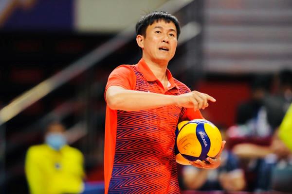 HLV Lê Thái Bình dẫn dắt đội tuyển bóng chuyền nam U20 Việt Nam