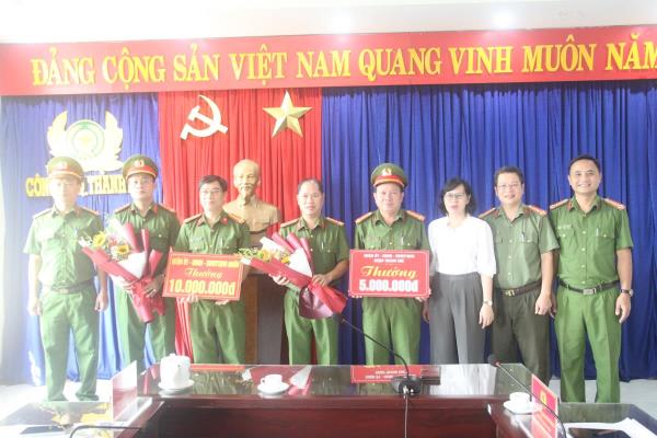 Khen thưởng đột xuất 2 đơn vị thuộc Công an quận Thanh Khê