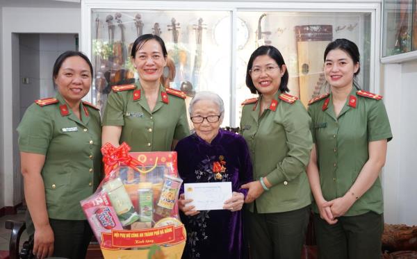 Thăm, tặng quà tri ân các nữ chiến sĩ Điện Biên và nữ Anh hùng Lực lượng vũ trang Nhân dân