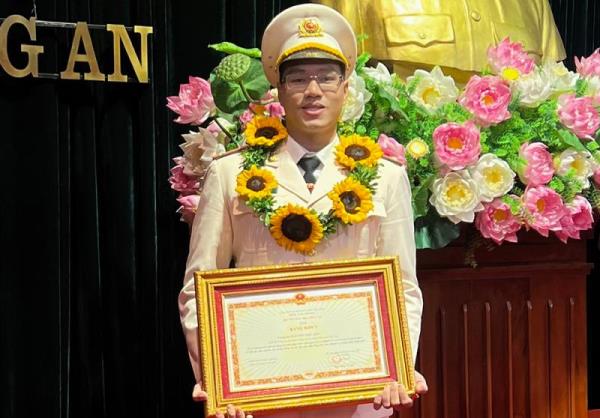 Trung úy trẻ làm nhiều việc có ích cho dân