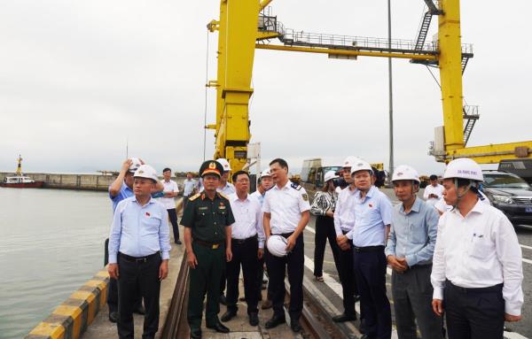 Thực hiện tốt chính sách, pháp luật của Nhà nước song hành với phát triển hoạt động sản xuất kinh doanh