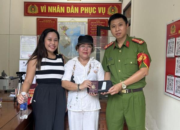 Du khách cảm ơn người Đà Nẵng vì nhận lại được hơn 1.100 USD đánh rơi