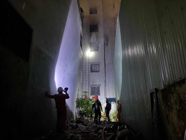 Dập tắt và giúp 10 người thoát nạn trong đám cháy