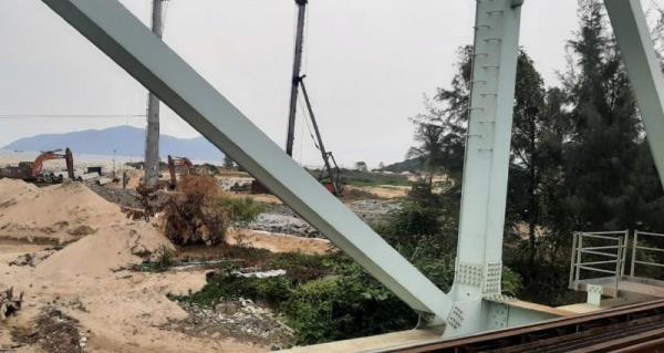 Kiểm tra, xác minh thông tin dự án du lịch xâm phạm hành lang bảo vệ cầu đường sắt