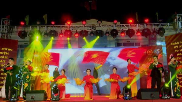 Chương trình nghệ thuật Khúc ca khải hoàn thu hút gần 2.000 người dân đến xem