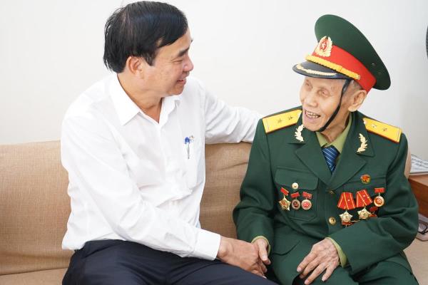 Chủ tịch UBND thành phố Đà Nẵng thăm và tặng quà tri ân các chiến sĩ Điện Biên
