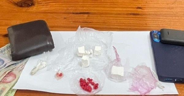 Hai kẻ buôn ma túy bị bắt quả tang đã điều khiển xe máy lao thẳng vào Công an