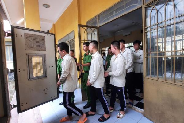 Nhóm sửu nhi lãnh án vì giúp bạn